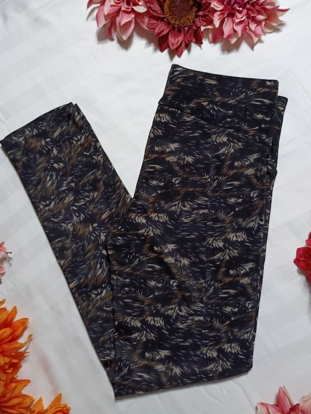 NWOT Women's Cute Capri Feathered Pattern Yoga Pants